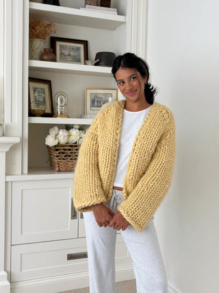 Pull en maille à grosses mailles et nœud avec épaules dénudées rouge