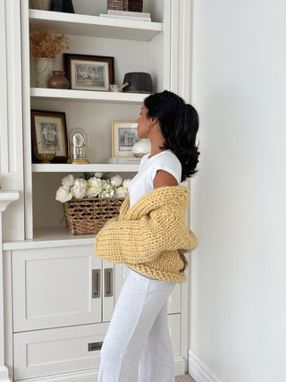 Pull en maille à grosses mailles et nœud avec épaules dénudées rouge