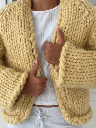 Pull en maille à grosses mailles et nœud avec épaules dénudées rouge